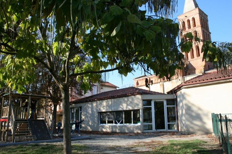 dans sa cour ombragée
