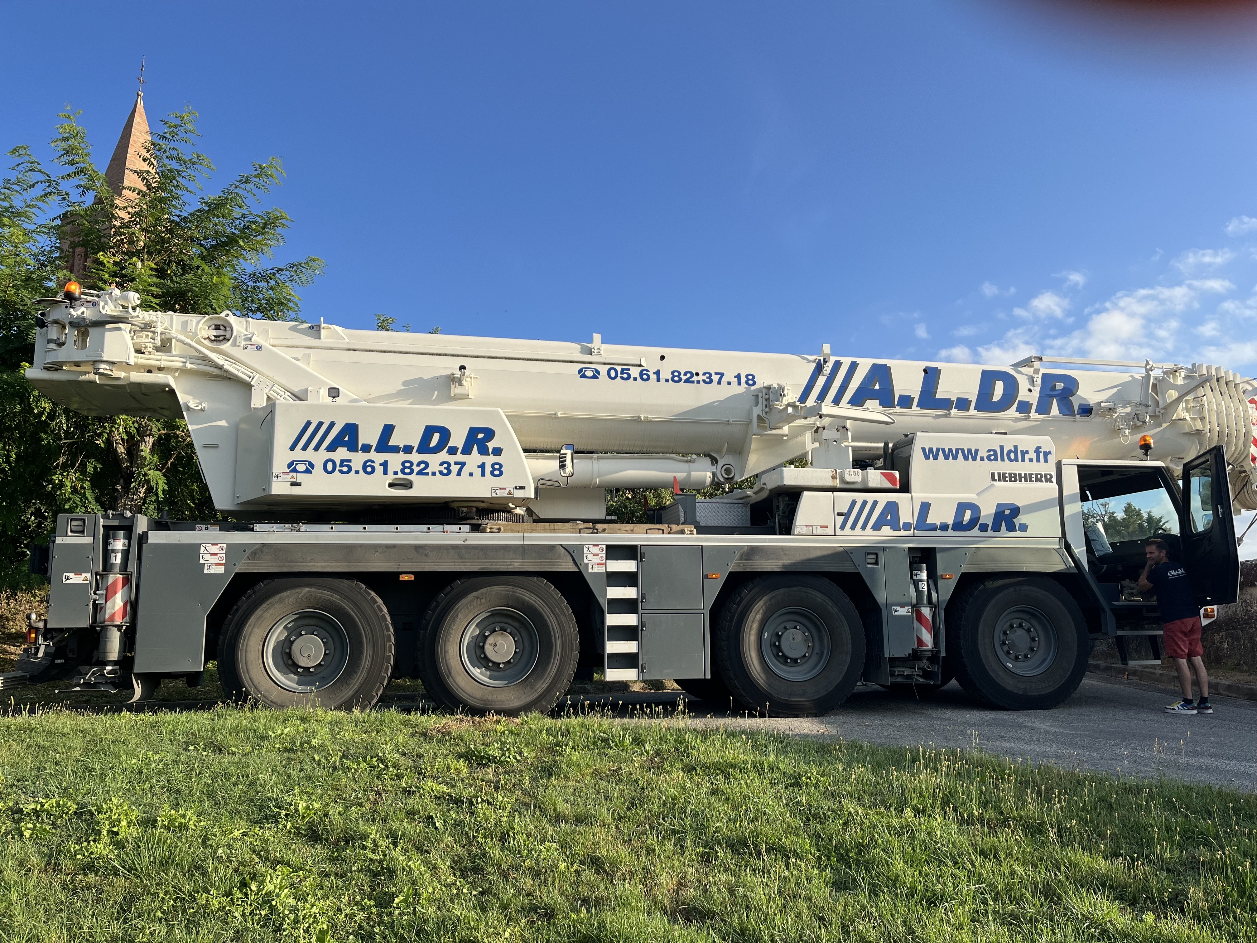 la grue qui aidera à mettre en place l'Algéco