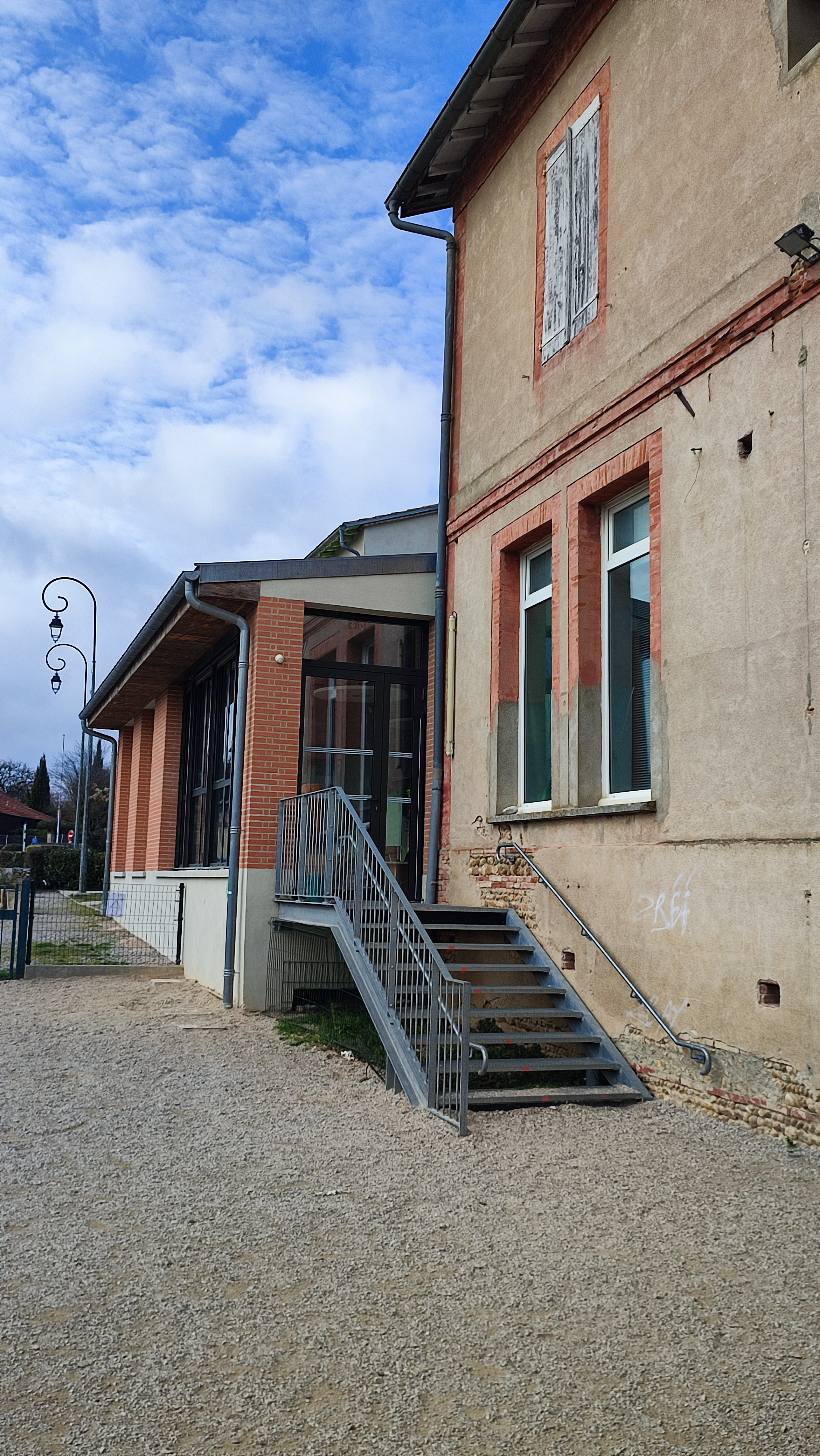 son accès depuis la cour de l'école