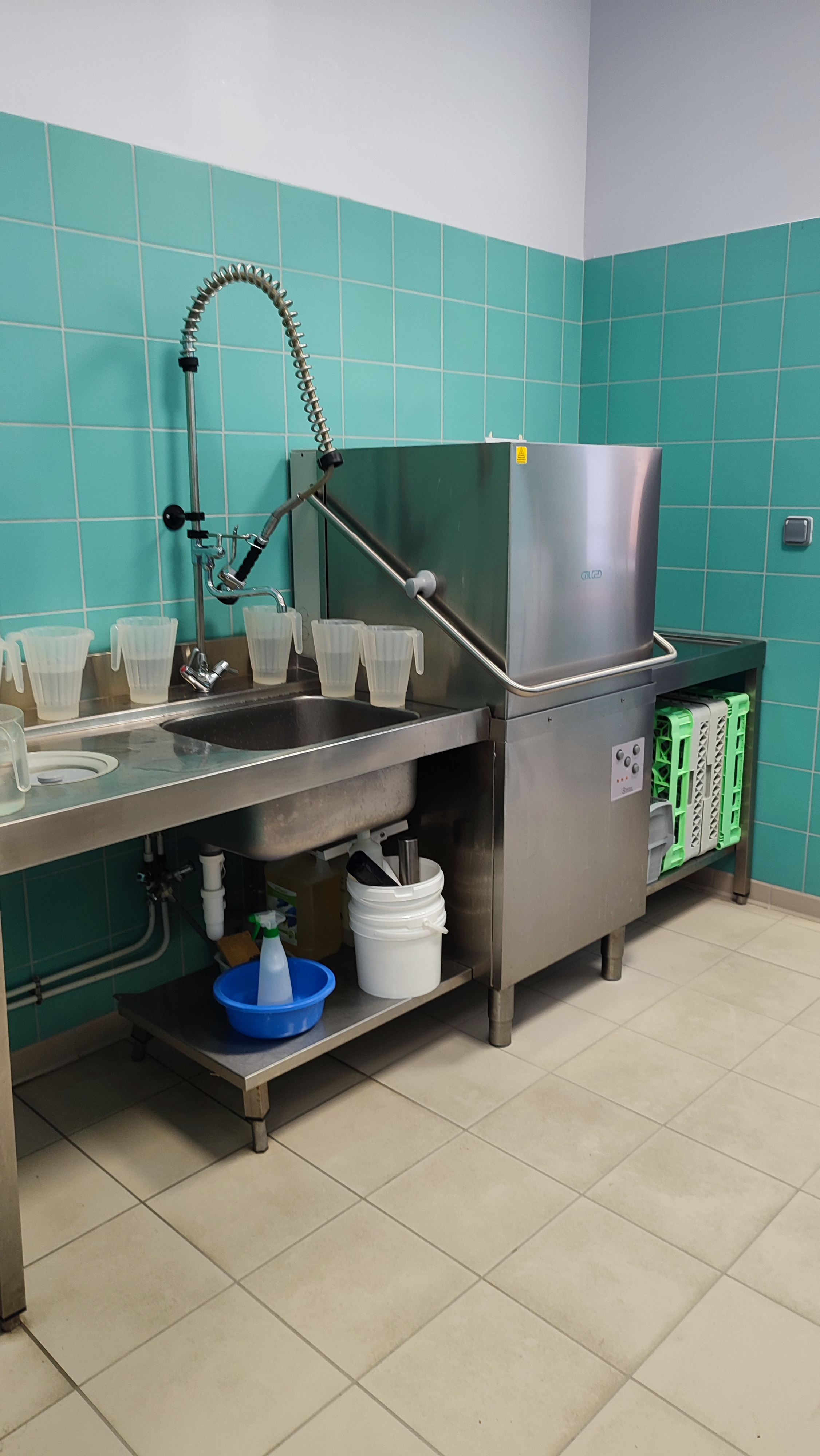 entrons dans le bâtiment "cantine"
Ici la plonge