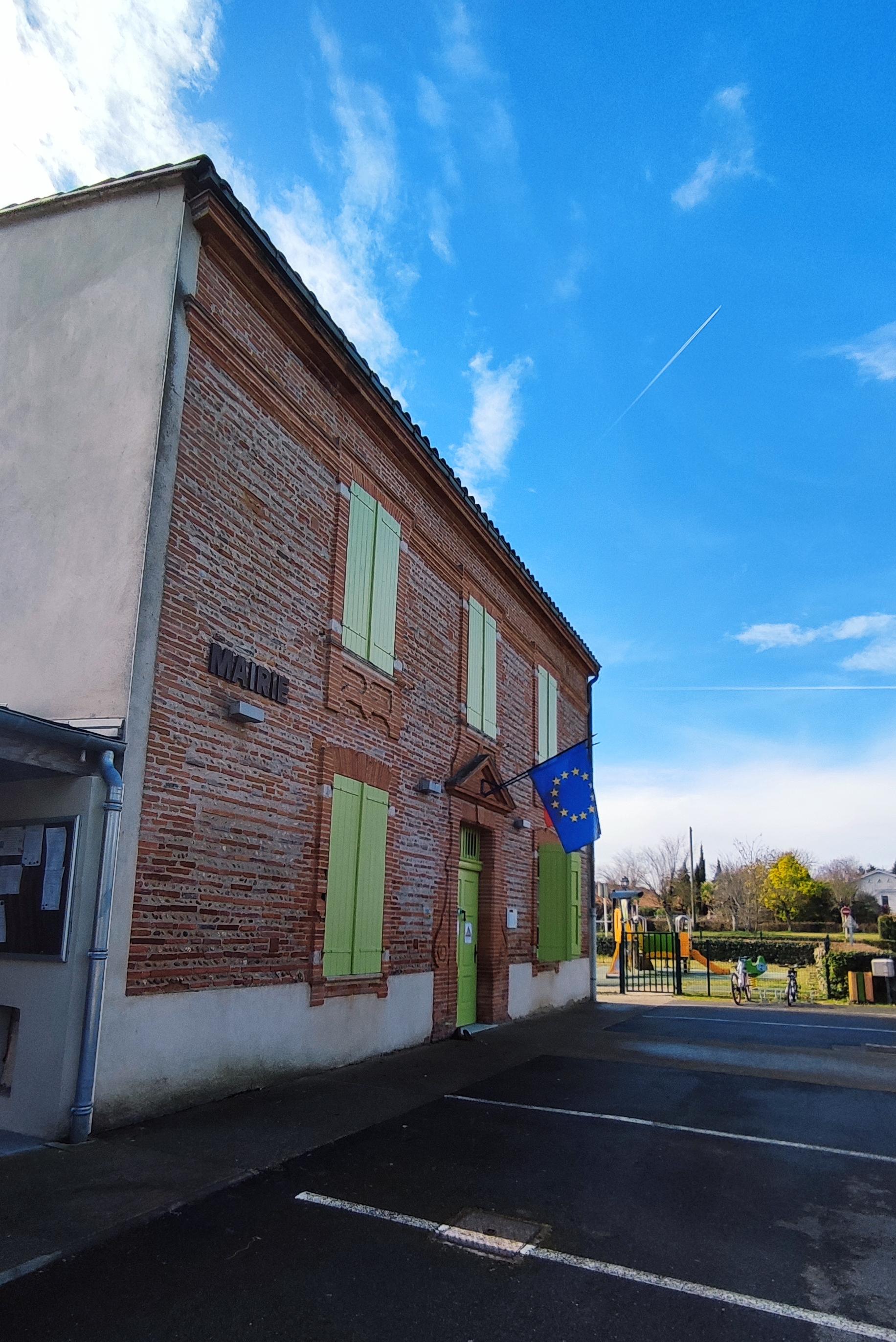 Bâtiment administratif MAIRIE
et l'aire de jeux