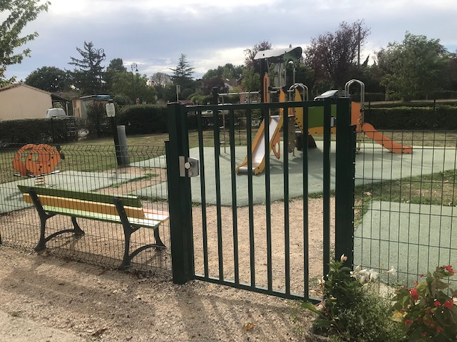 L'aire de jeux de la mairie (nommé Tolosan), pour la sortie des maternelles
Portillon sécurisé