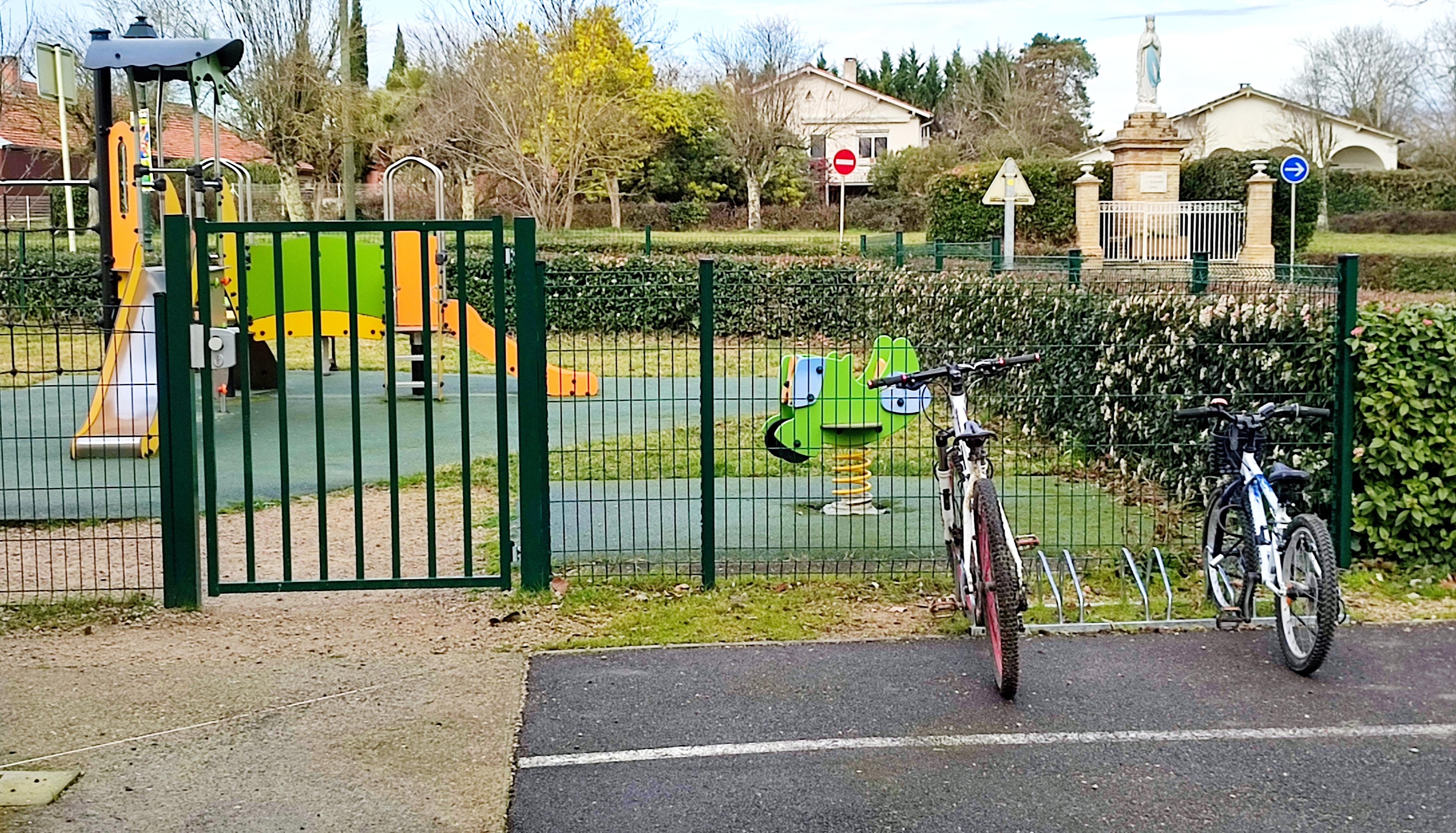 la mise en place d'un emplacement "parking" vélos