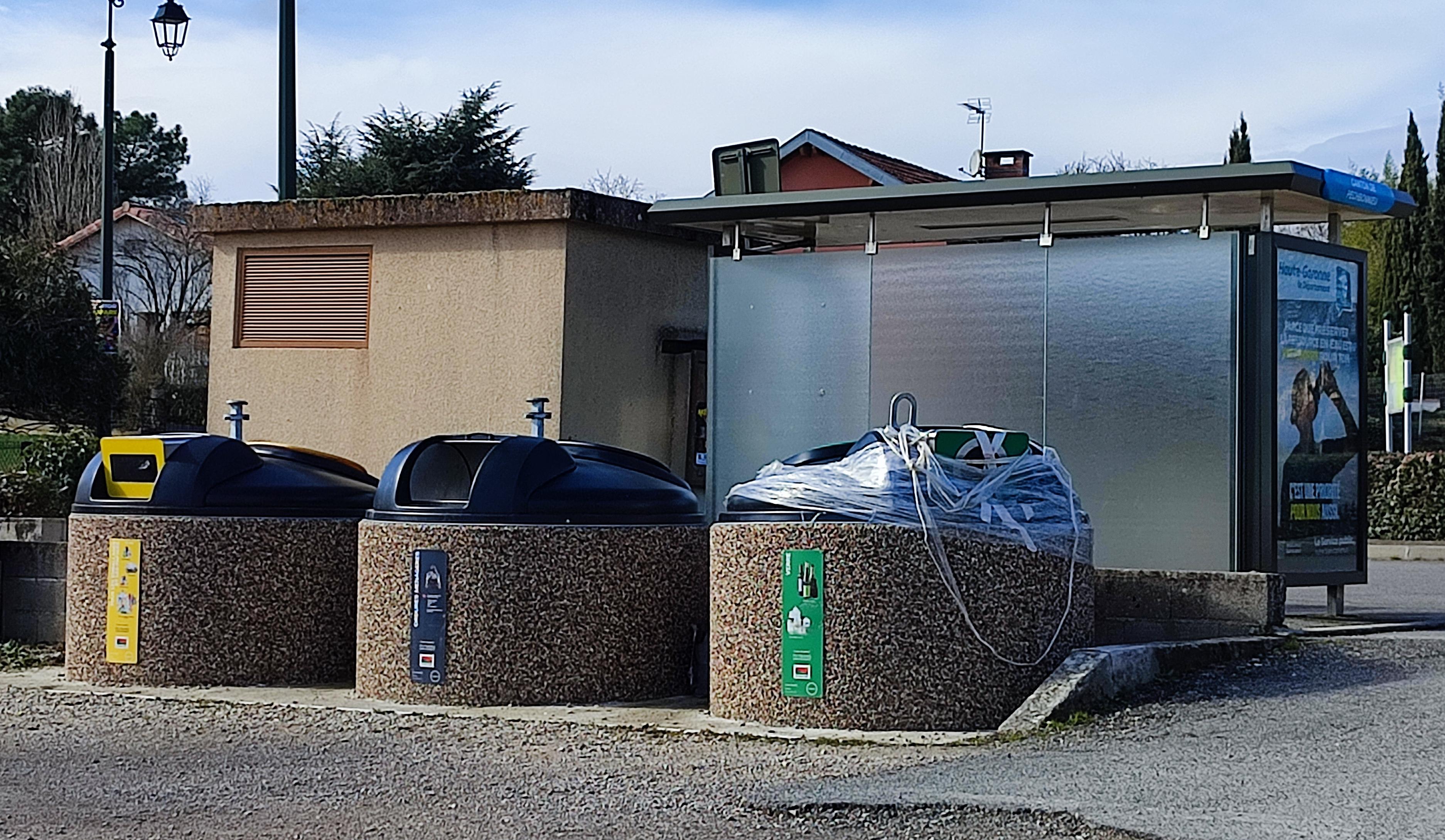 Mise en place des containers "tri sélectif" enterrés