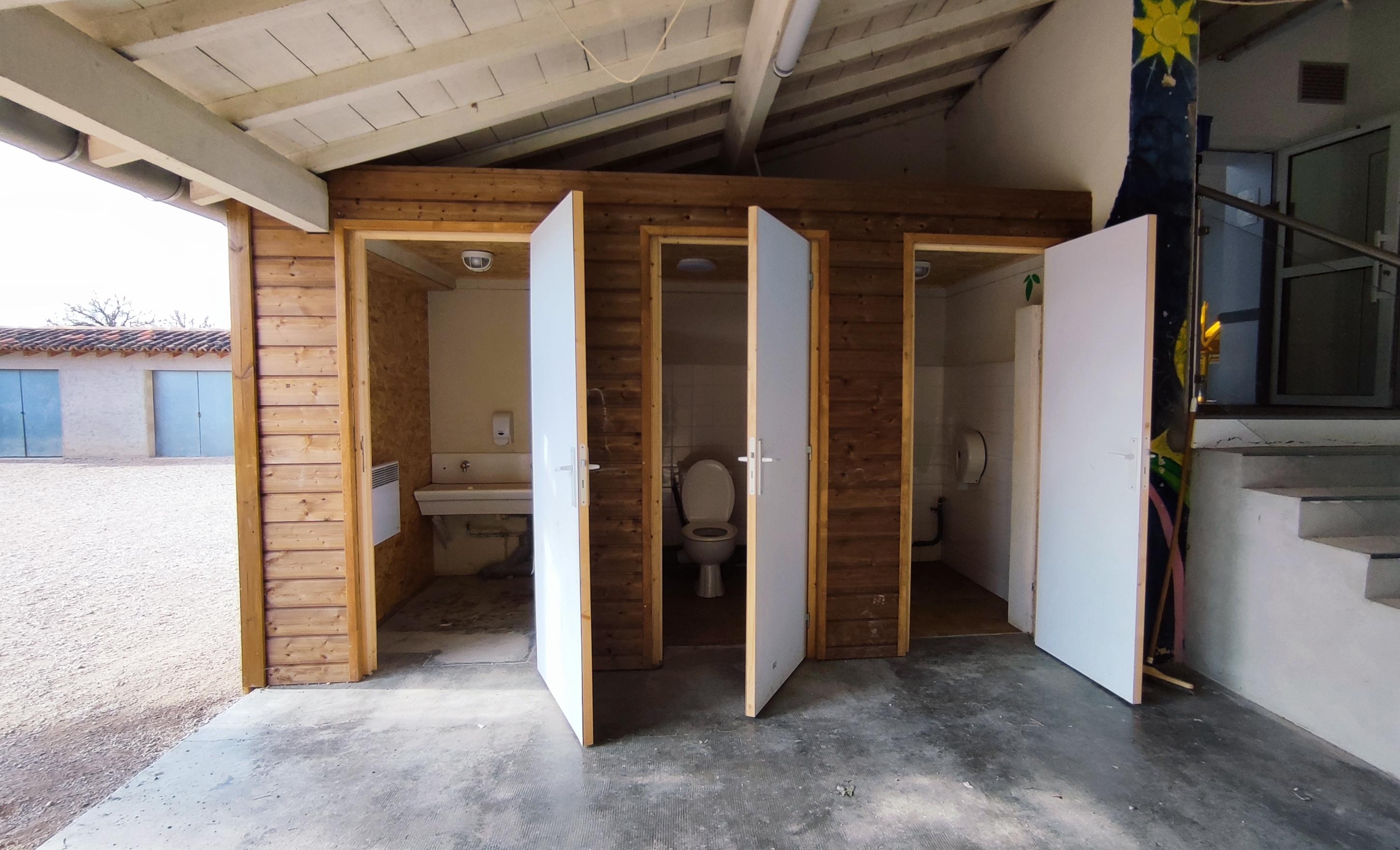 2 wc et 1 sanitaire